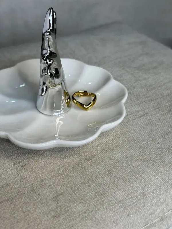 Anillo en V — Un anillo en V liso y pulido que abraza el dedo.