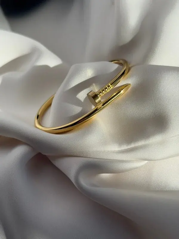 Clavo — Brazalete abierto en forma de clavo.