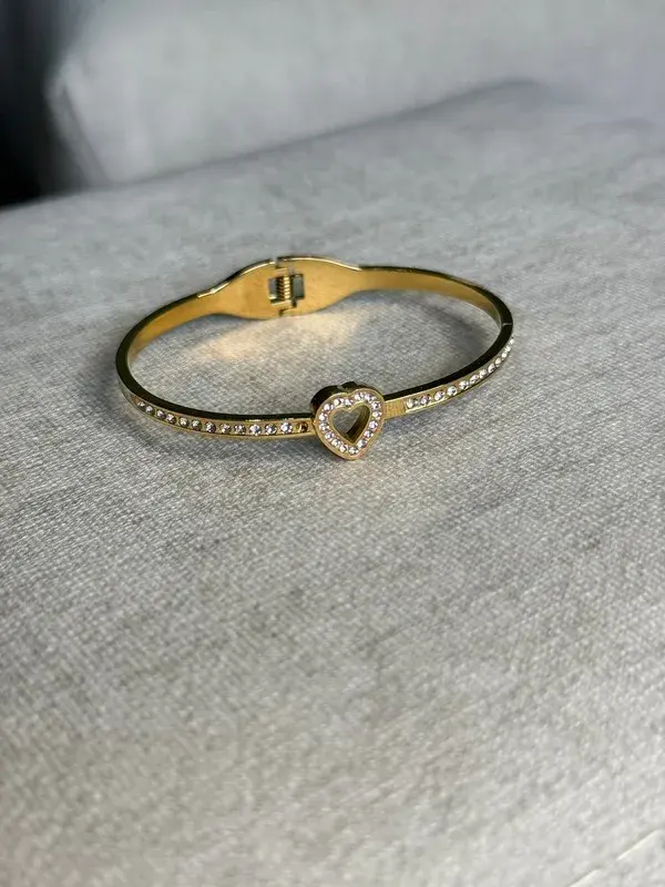 Corazón Pavé — Brazalete rígido con corazón y circonitas.