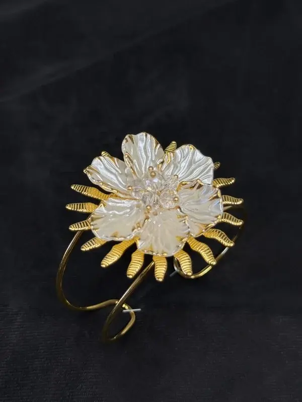 Flor de Sol — Brazalete abierto con flor nacarada.