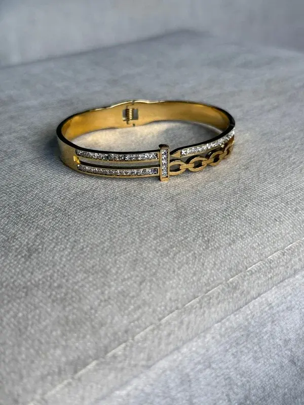Infinito — Brazalete rígido con circonitas e infinito.