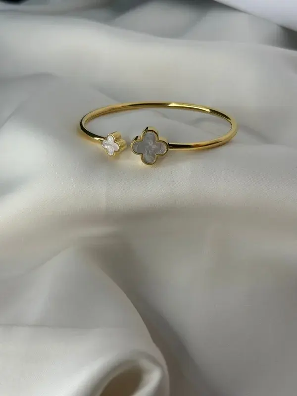 Trébol Esbelto — Brazalete fino con trébol de nácar.