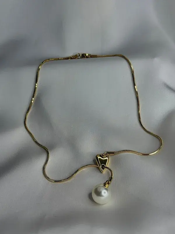 Lazo de Perla — Cadena serpiente rematada con una perla.