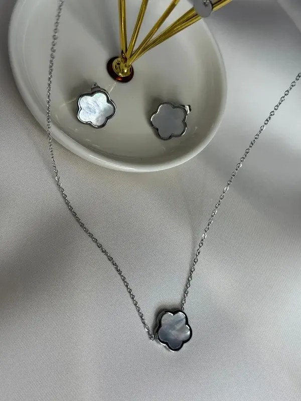 Trébol de Nácar — Trébol de nácar sobre una cadena de plata.