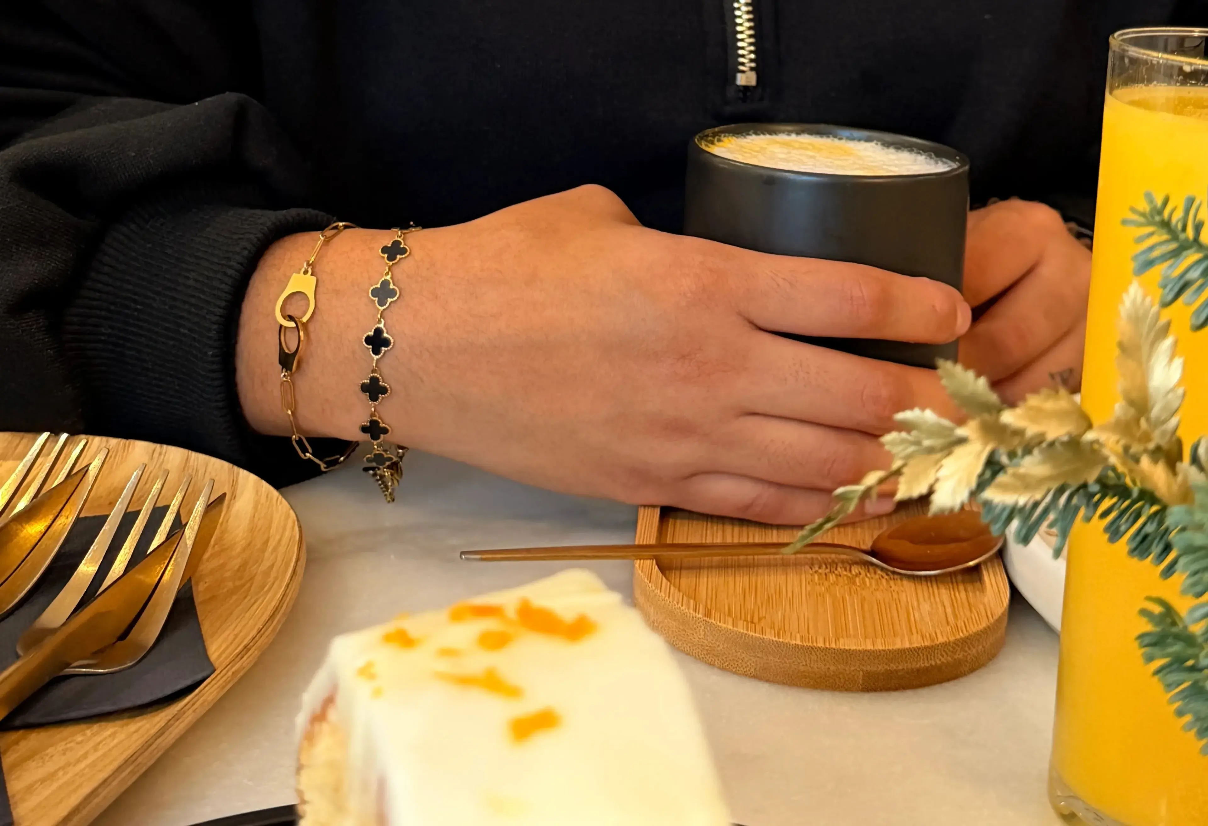 Modelo con pulseras tomando café
