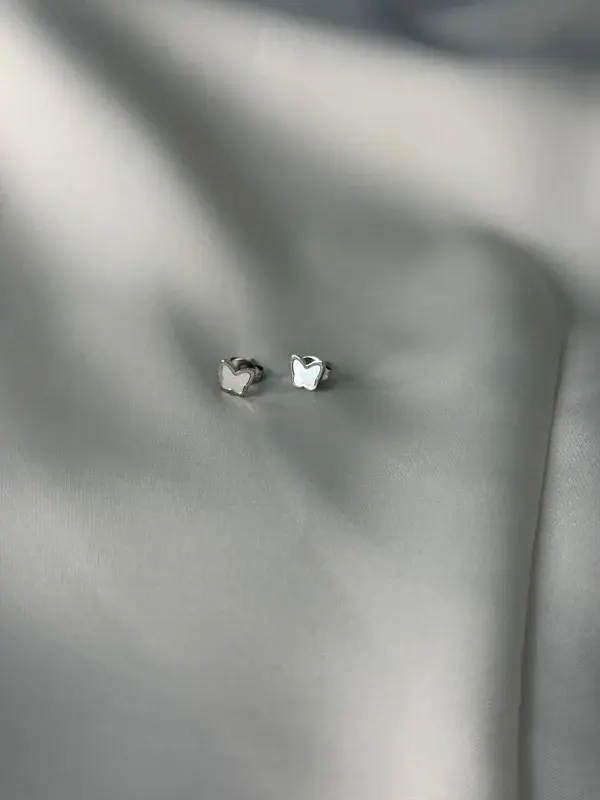 Mariposa Blanca — Botón en forma de mariposa blanca.