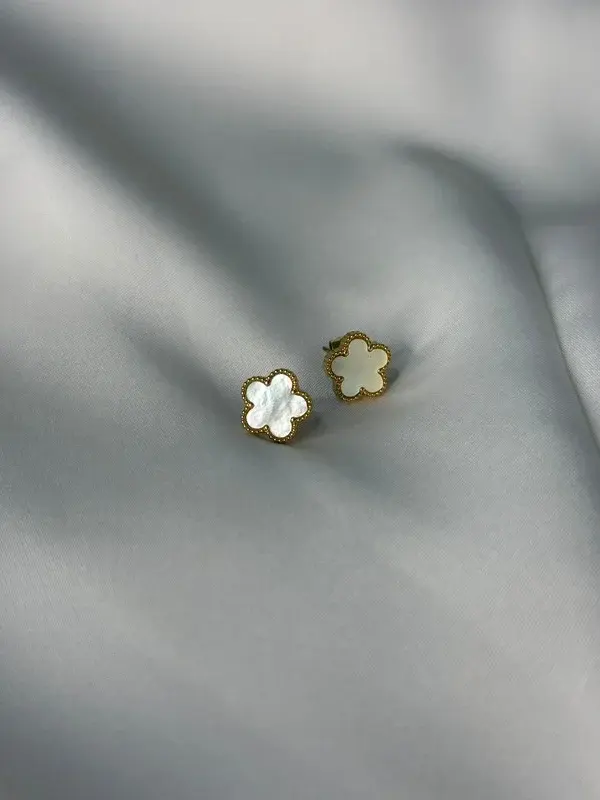 Trébol de Nácar — Botón de trébol con nácar blanco.