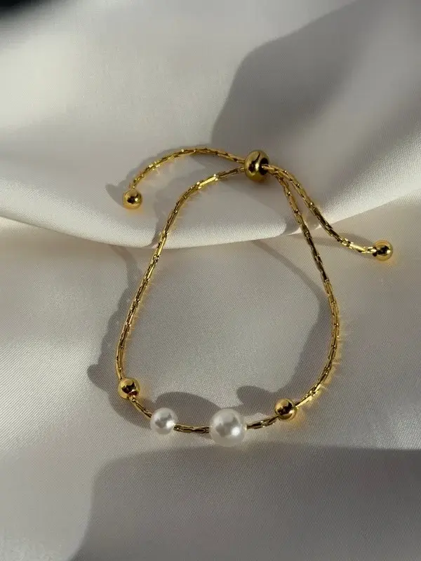 Perlas Ajustable — Cadena fina con perlas y cierre deslizante.