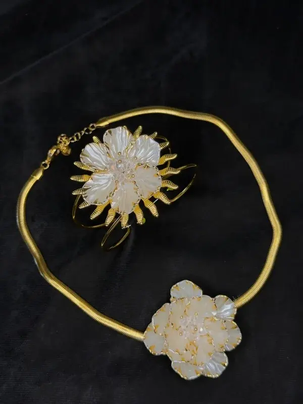 Dalia — Gargantilla rígida con flor nacarada.