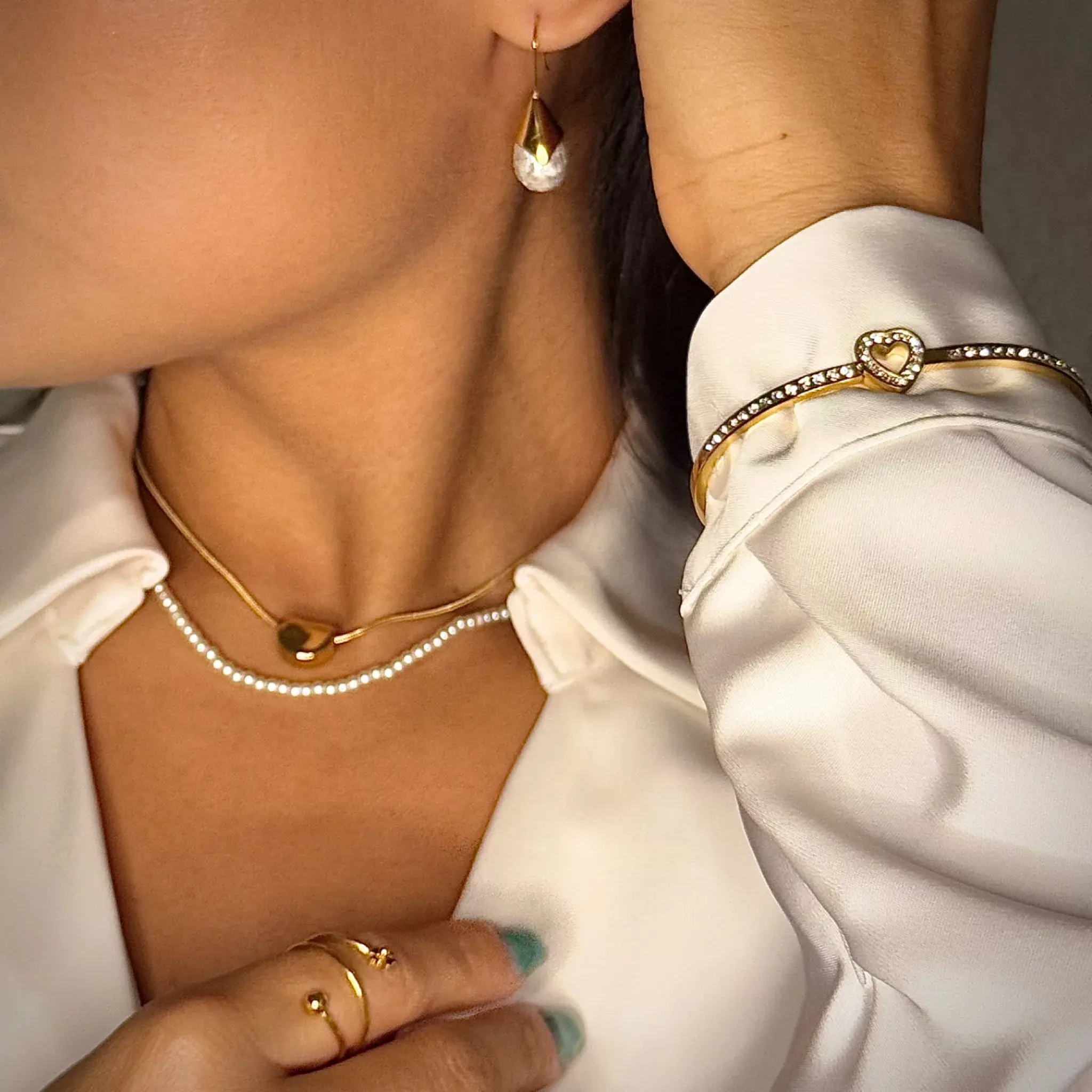 Modelo con collar de perlas y colgante de corazón